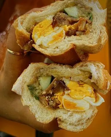 Hình ảnh Bánh Mì Trứng & Thịt Xíu