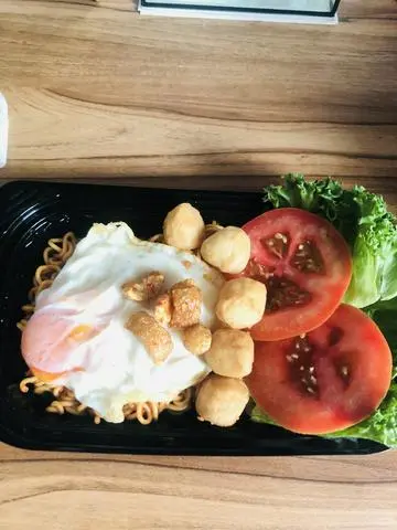 Hình ảnh Mì trộn indo trứng chiên bò viên