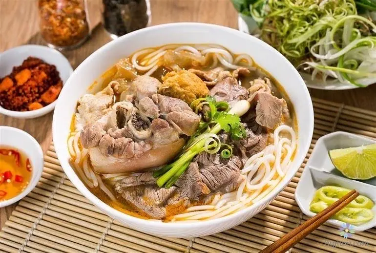 Hình ảnh Bún Bò Tái giò heo