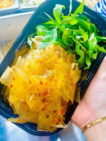 Hình ảnh bánh tráng muối nhuyễn sa tế 