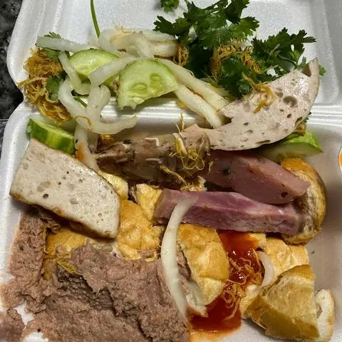 Hình ảnh Bánh Mì Cắt Chả Thập Cẩm