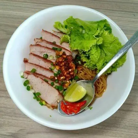 Hình ảnh Hủ tíếu trộn xá xíu - súp hồng đào