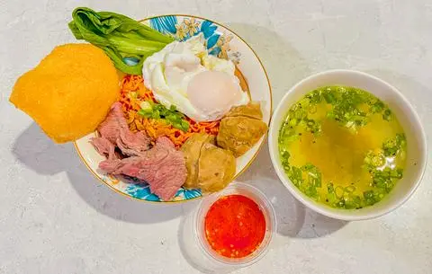 Hình ảnh MÌ TRỘN TRỨNG LÒNG ĐÀO BÒ VIÊN THỊT BÒ