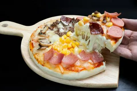 Hình ảnh Pizza Tròn Bò Italia Xúc Xích Phô Mai(size 18)