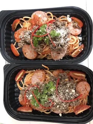 Hình ảnh Mì Ý sốt cà chua bò bằm +xúc xích xông khói