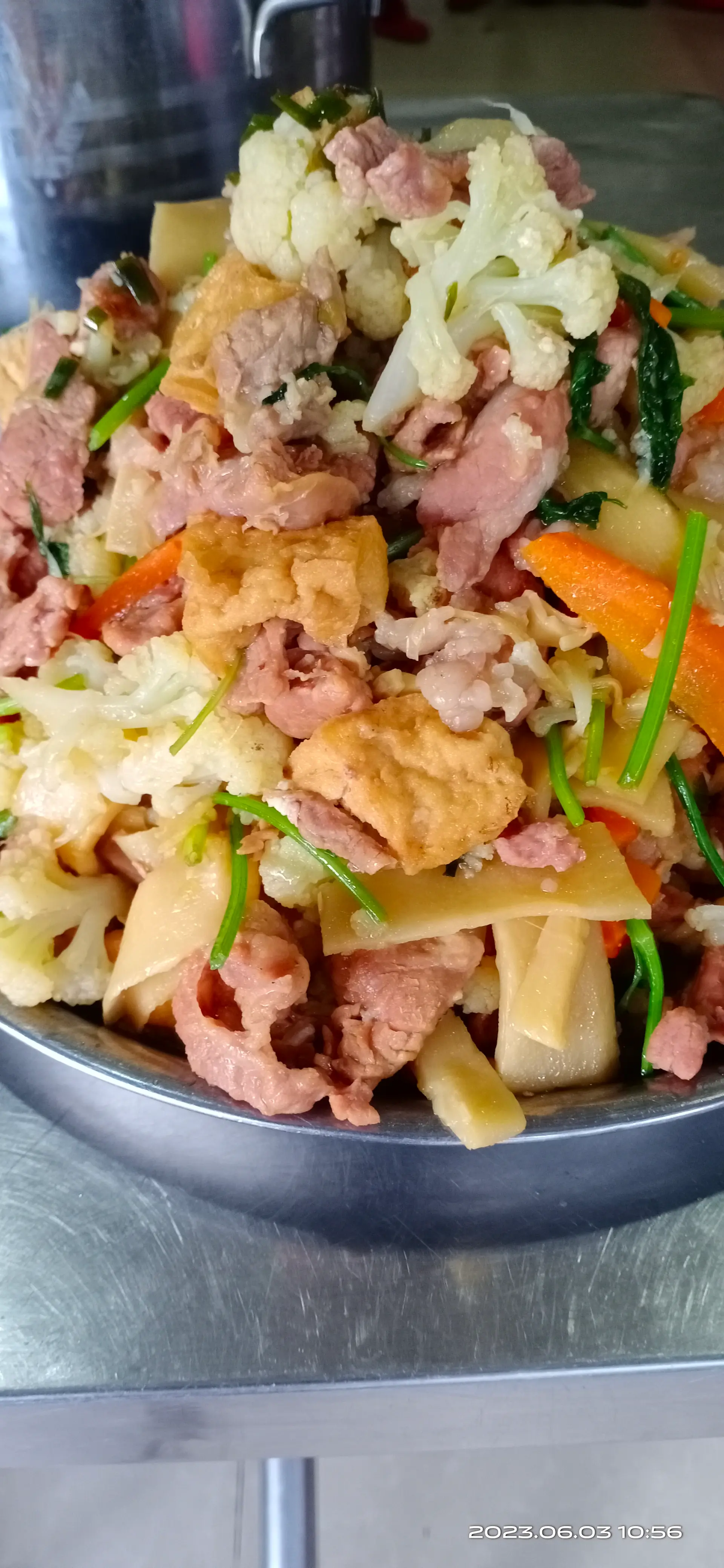 Hình ảnh Cơm Thịt xào Bông Cải