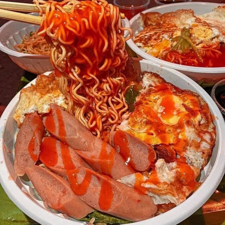 Hình ảnh Mì Trộn " Xúc Xích Trứng Bùng Nổ Coca "