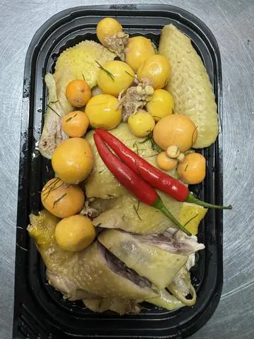 Hình ảnh Gà Hấp Lá Chanh 1/2 con có trứng non bổ dưỡng chặt sẵn