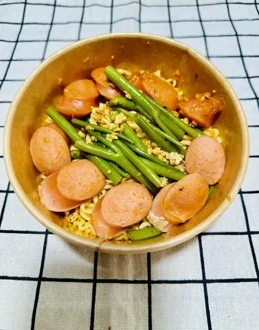 Hình ảnh Mì trộn mắm tỏi xúc xích