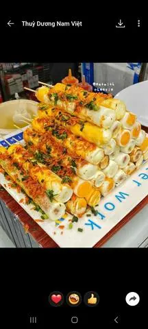 Hình ảnh xúc xích phô mai  cuộn trứng. 