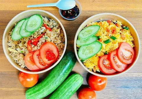 Hình ảnh Cơm chiên cá mặn gà xé