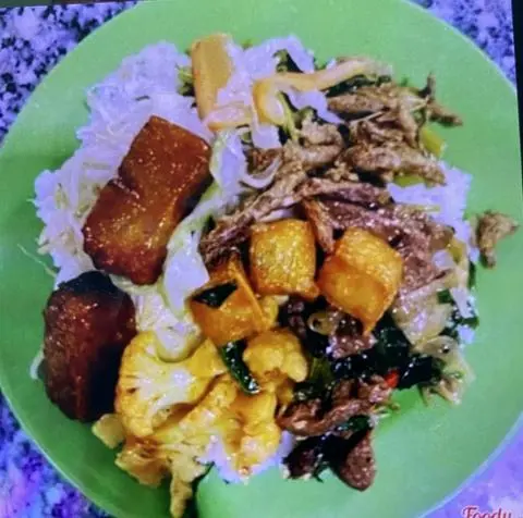 Hình ảnh Cơm thập cẩm + heo quay