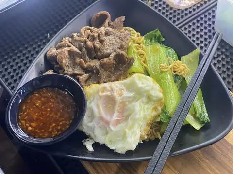 Hình ảnh Mì trộn trứng thịt bò sốt tiêu đen