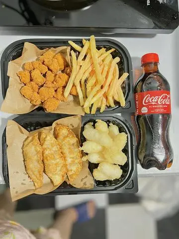 Hình ảnh Gà viên - 3 mandu hải sản - tokbokki giòn - khoai tây lắc - 1 coca