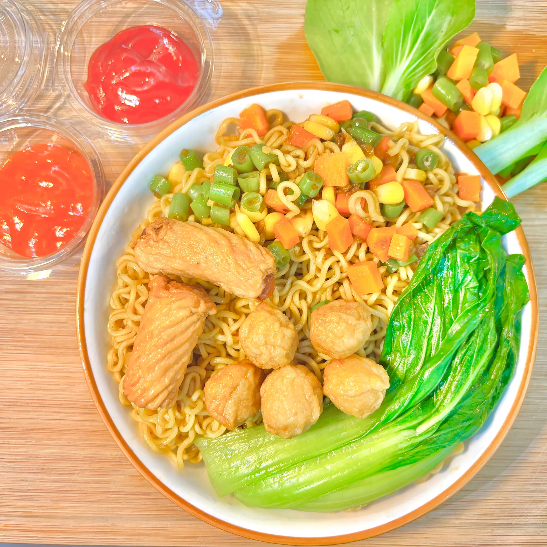 Hình ảnh Mì trộn cá viên - mực xoắn