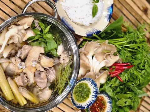 Hình ảnh Lẩu gà lá é M (gà ta) tặng Trà sữa rang