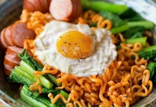 Hình ảnh Mì trộn  Xúc Xích - Trứng - Cải thìa 