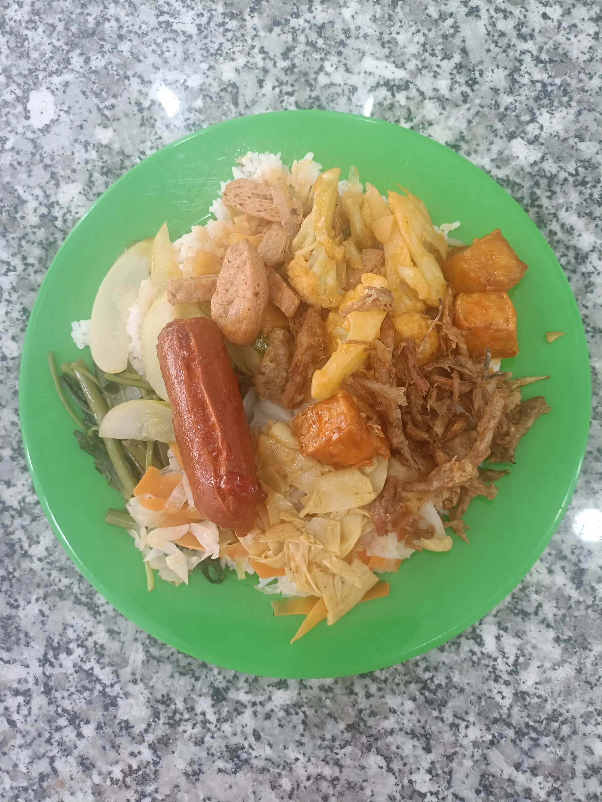 Hình ảnh Cơm thập cẩm xúc xích chay