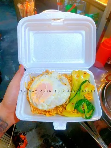 Hình ảnh Mì trộn indo trứng ốp la