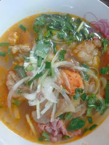 Hình ảnh Bún bò nạm - gân - chả lá - chả tôm