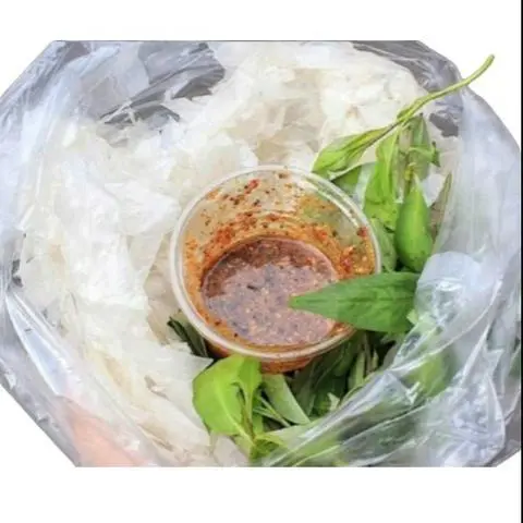 Hình ảnh bánh tráng chấm sốt me