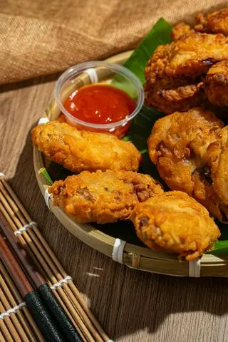 Hình ảnh CÁNH GÀ GIỮA