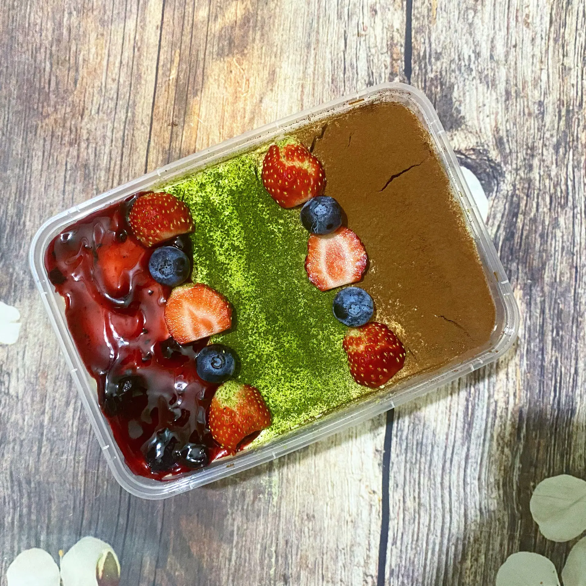Hình ảnh Tiramisu vị cacao mix trà xanh và việt quất