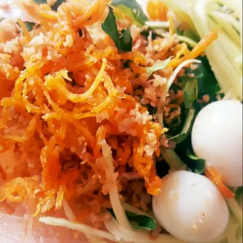 Hình ảnh Bánh tráng tỏi ớt khô gà lá chanh