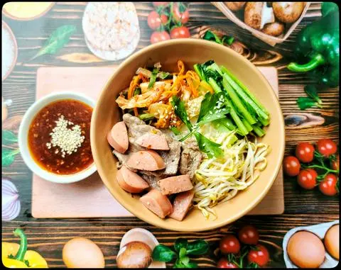 Hình ảnh cơm trộn thịt bò kim chi + xúc xích đức 