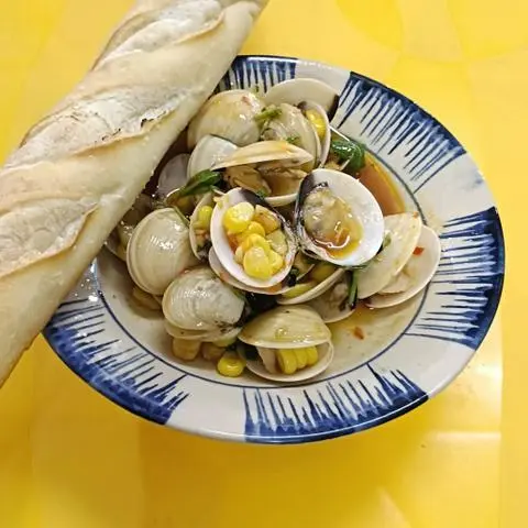 Hình ảnh nghêu xào bơ cay bánh mì 