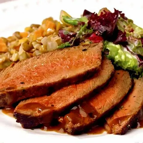 Hình ảnh Steak bò sốt dâu tằm