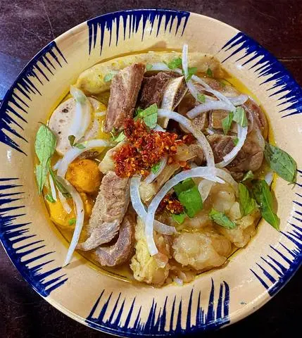 Hình ảnh bún bò tái nạm gân chả tiêu