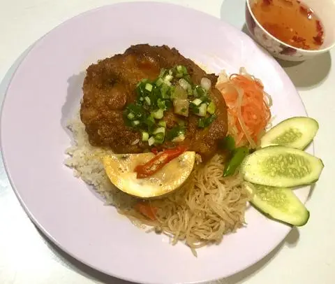Hình ảnh Cơm Trứng ốp la + Lạp xưởng 