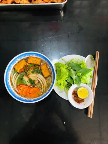 Hình ảnh bún riêu chay + tô muỗng đũa 