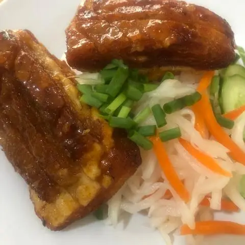 Hình ảnh Cơm  Tấm  Heo  Quay Chay
