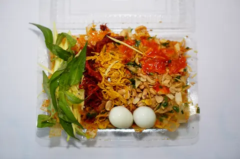 Hình ảnh Bánh tráng trộn sa tế mỡ hành