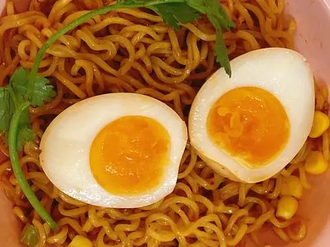 Hình ảnh mỳ trộn trứng lòng đào + xúc xích 
