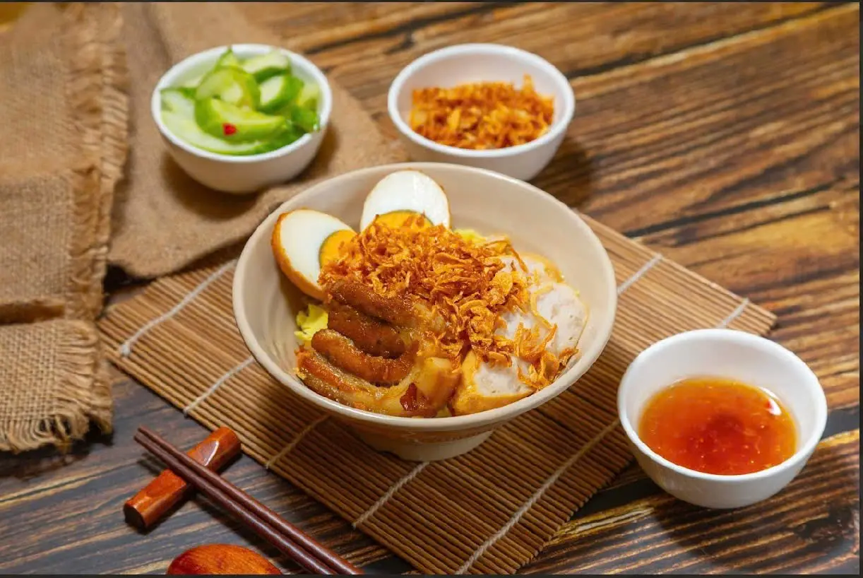 Hình ảnh Xôi trắng , thịt kho , trứng kho , chả mỡ 