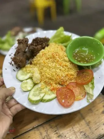 Hình ảnh Cơm chiên sườn chiên muối sả