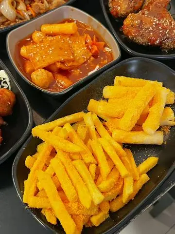 Hình ảnh Tokbokki chiên lắc phô mai