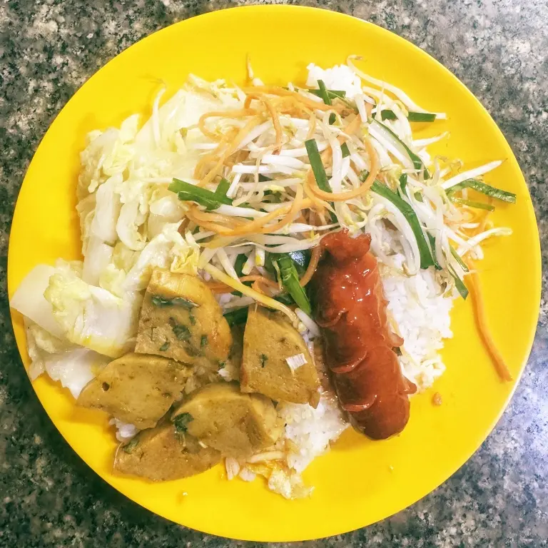 Hình ảnh Cơm rau xào xúc xích chả lụa kho