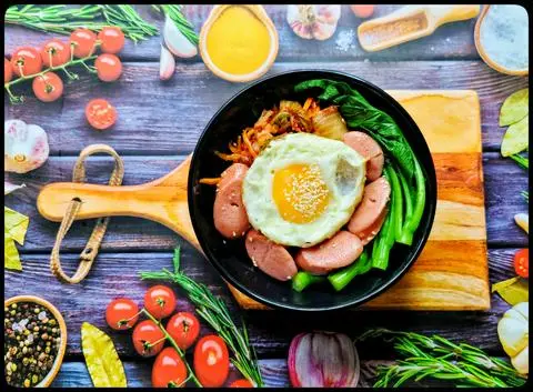 Hình ảnh Mì trộn xúc xích đức kim chi + trứng 