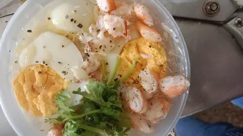 Hình ảnh Súp Cua Tôm trứng gà ta 2 cút thịt cua tươi màu trắng 