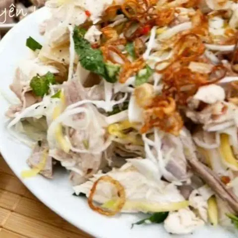 Hình ảnh Gà tre trộn bắp cải nguyên con