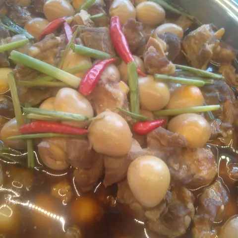 Hình ảnh CƠM SƯỜN NON KHO TRỨNG CÚT 