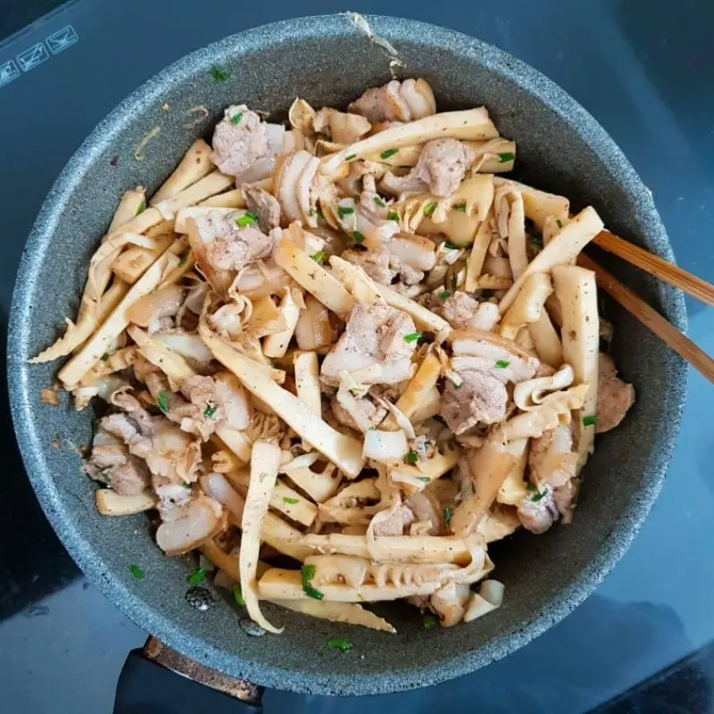 Hình ảnh Cơm thịt kho măng + 1 ly nuớc