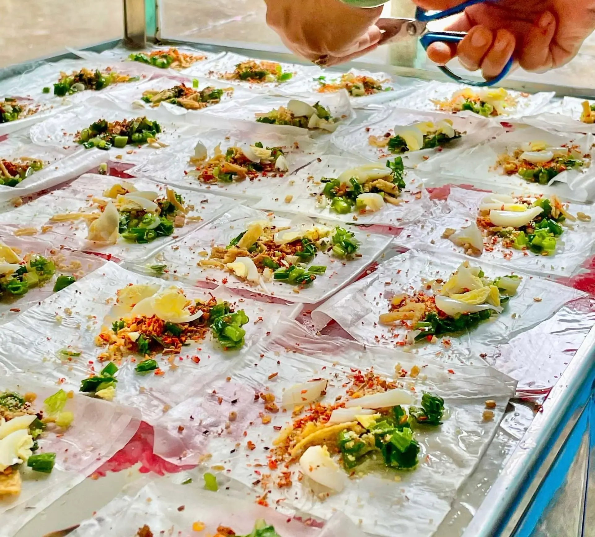 Hình ảnh Bánh Tráng Cuốn Mỡ Hành Tuổi Thơ