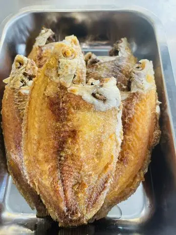 Hình ảnh Cơm cá  chiên ( cá thay đổi theo ngày)