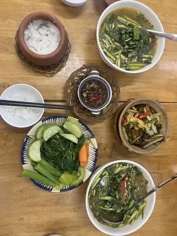 Hình ảnh Cơm niêu, canh hến khế, trứng chiên thịt, rau luộc