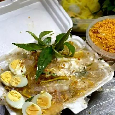 Hình ảnh Bánh tráng trộn tỏi phi truyền thống rau muối trứng sate tắc 